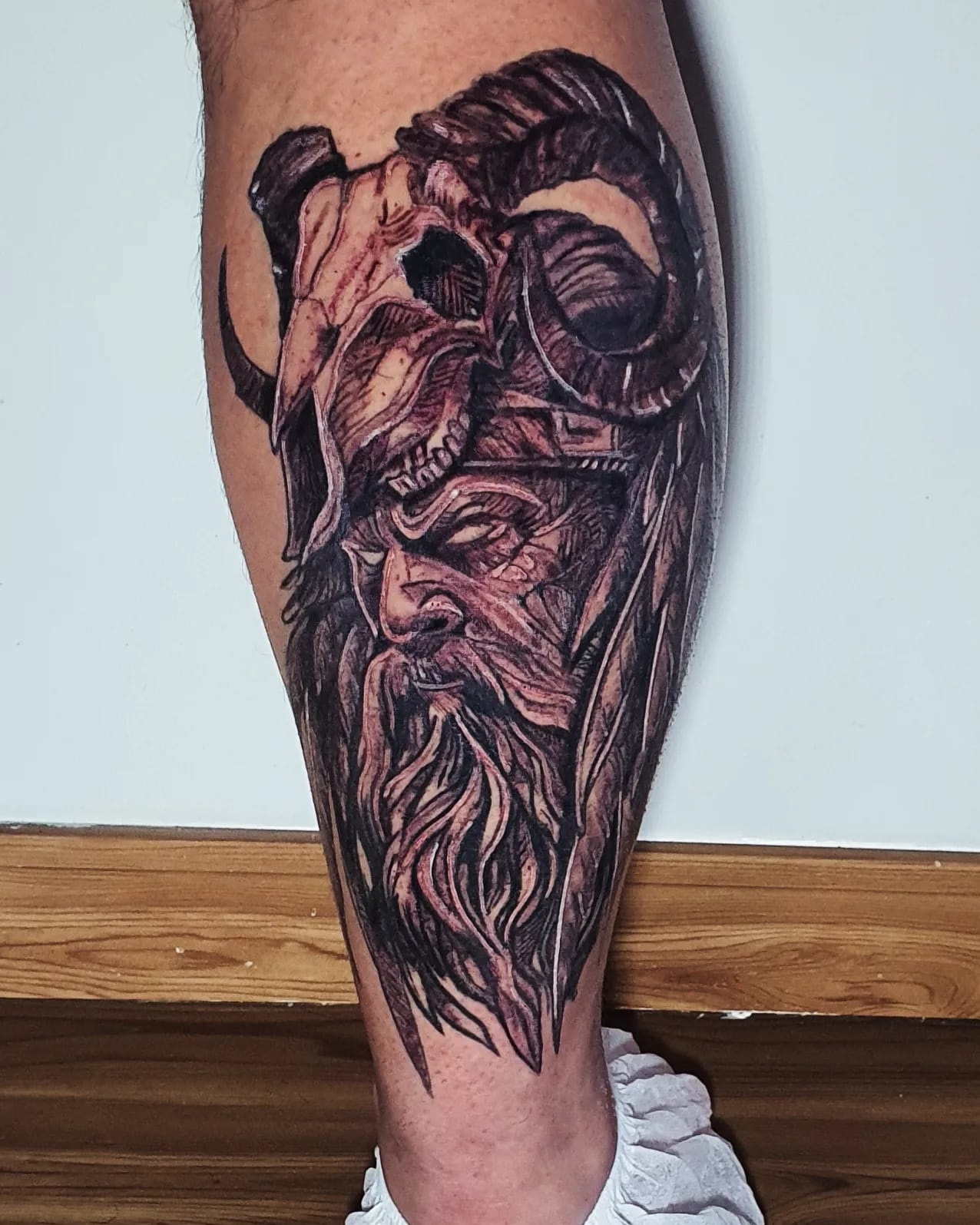 Tatuagem blackwork com traços sólidos e ornamentais