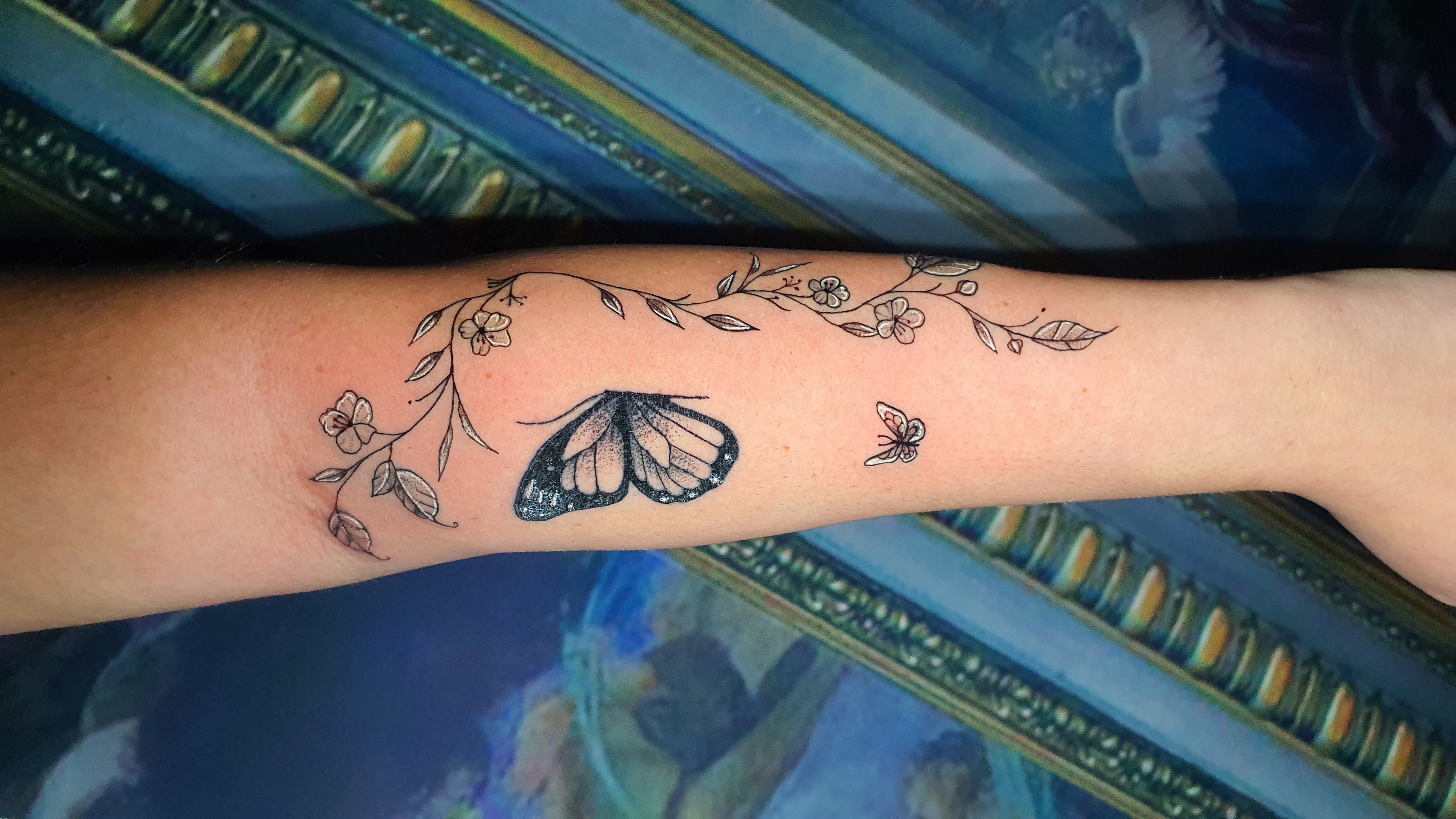 Tatuagem Fine Line floral no antebraço