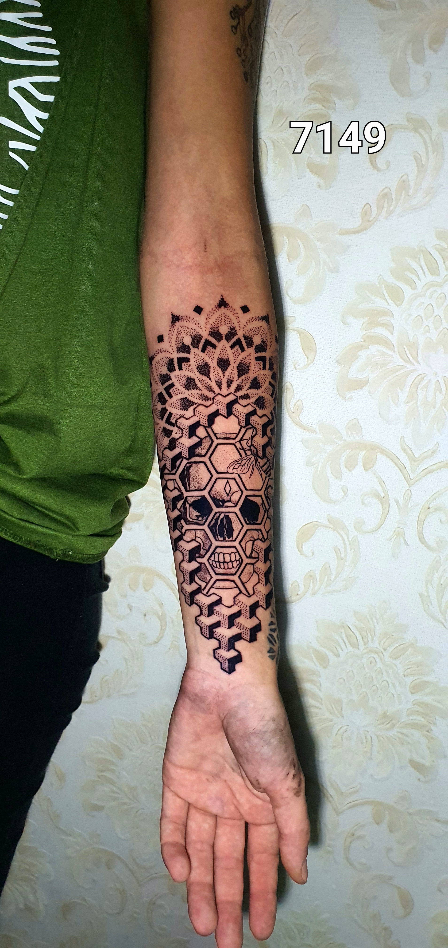 Tatuagem pontilismo com padrões precisos e elegantes