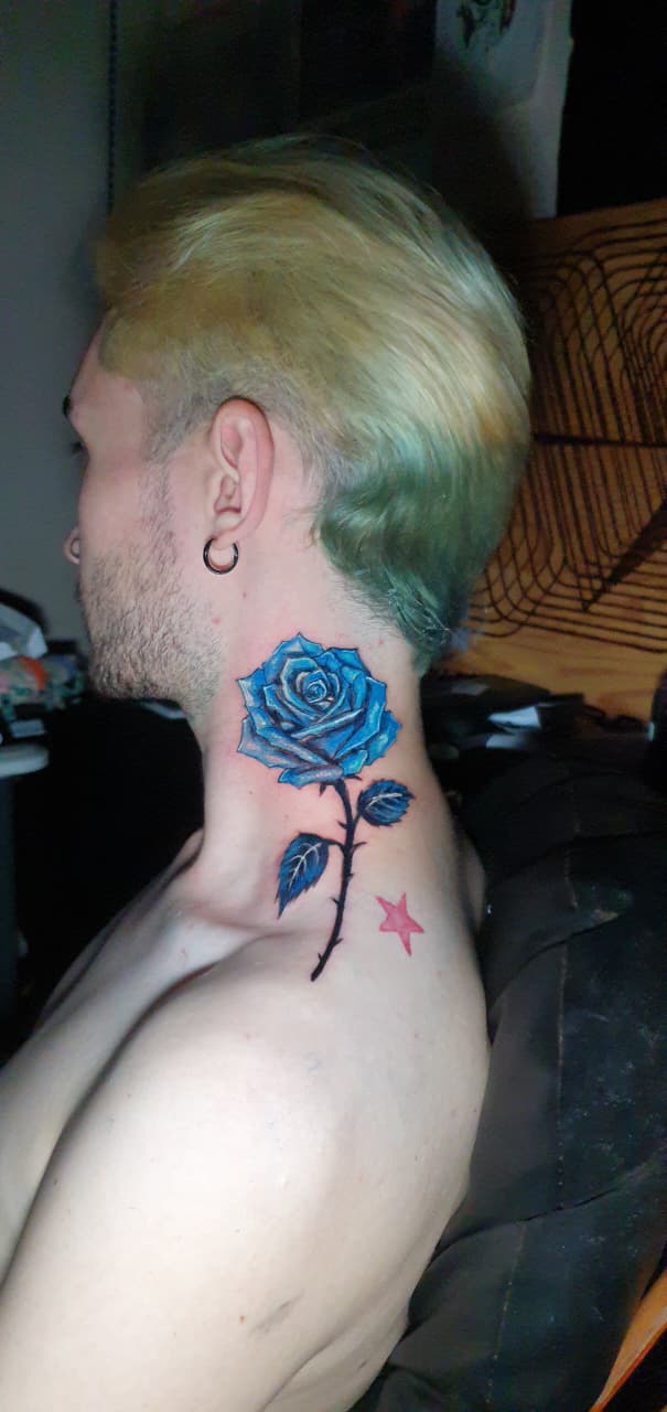 Tatuagem realista em preto e cinza — retrato detalhado